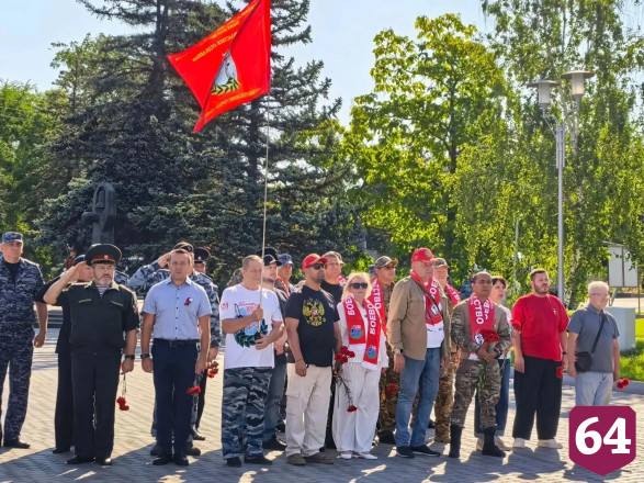 В парке Победы развернули триколор и почтили память защитников Отечества