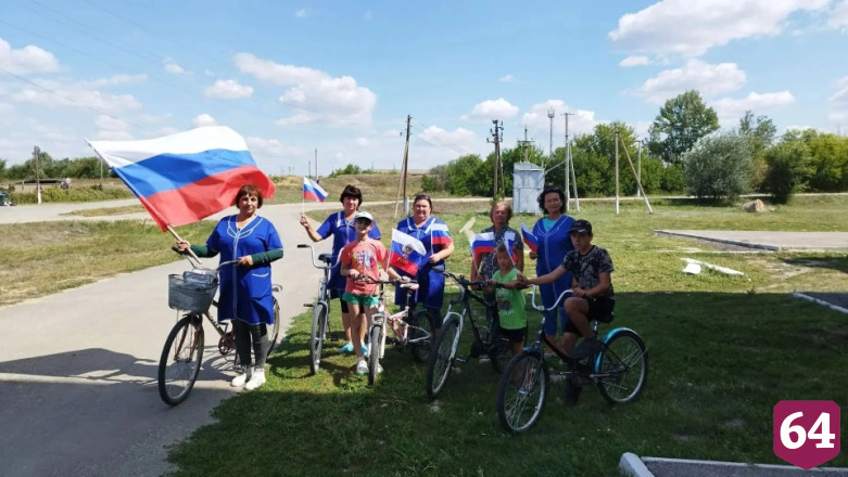 Саратовцы веломарафоном встречают День флага России