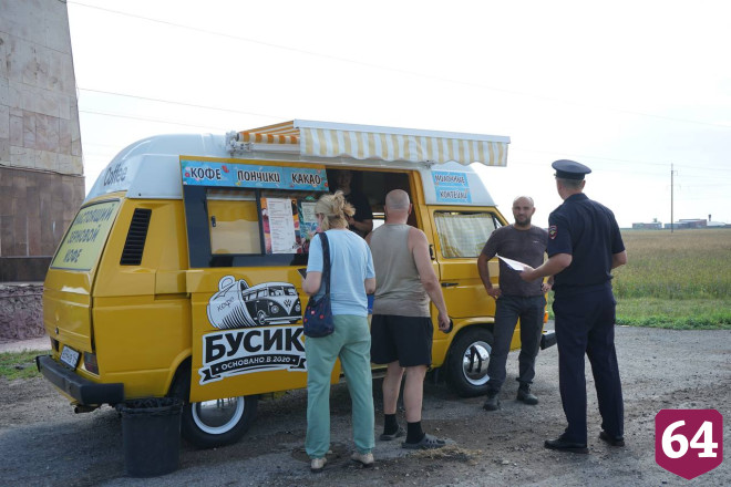 В Саратовской области иногородним водителям дарили кофе и призывали чаще отдыхать