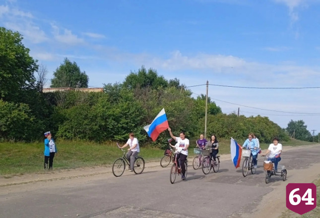 Саратовцы веломарафоном встречают День флага России