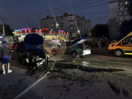 В Саратове автомобиль протаранил дорожный знак 